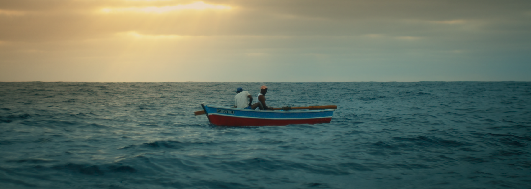 Zwei Männer in einem Ruderboot auf dem Meer