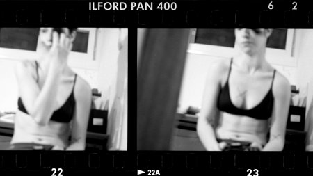 Kontaktabzug von zwei Fotos der Protagonistin und Regisseurin