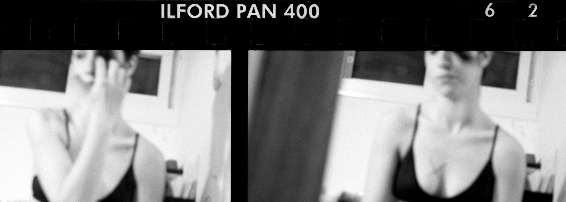 Kontaktabzug von zwei Fotos der Protagonistin und Regisseurin