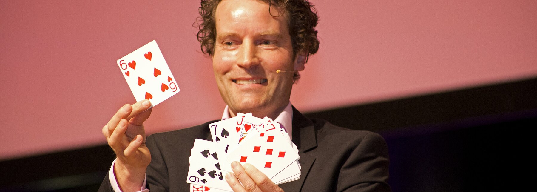 Ein Zauberer mit Spielkarten in der Hand