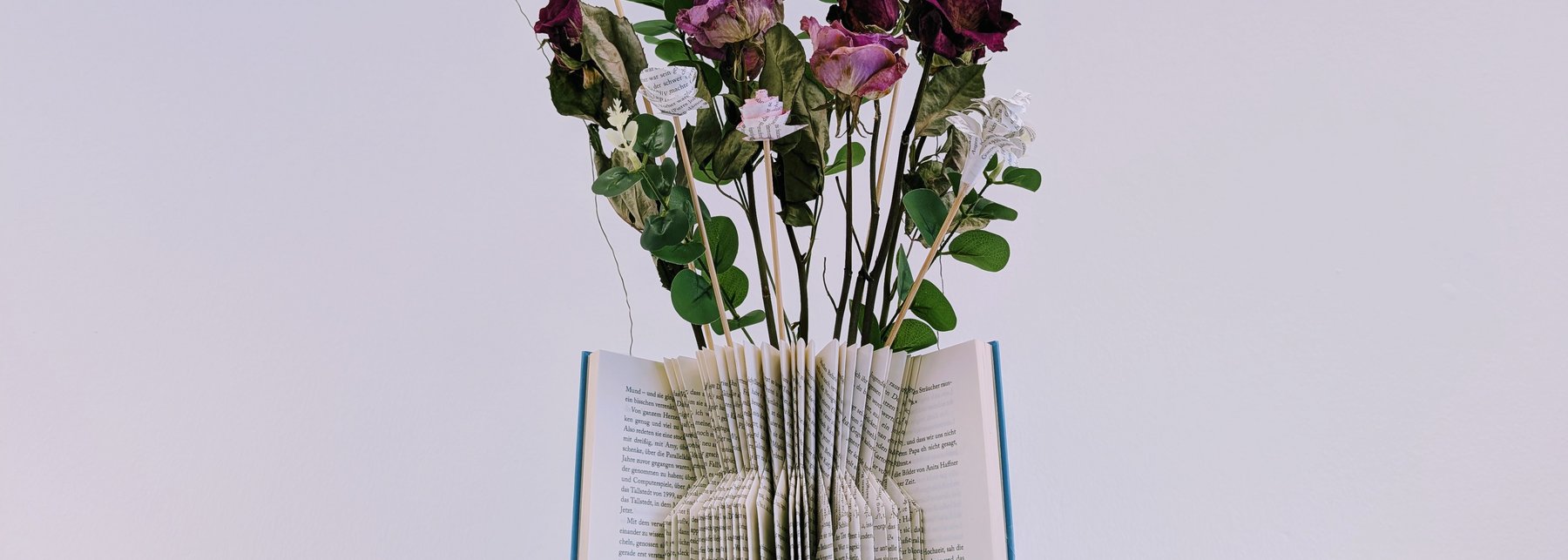 Papervase aus Buchseiten