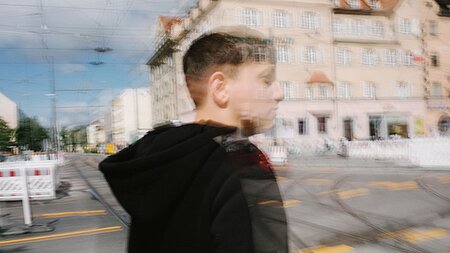 Junge vor Laimer Straßenkreuzung
