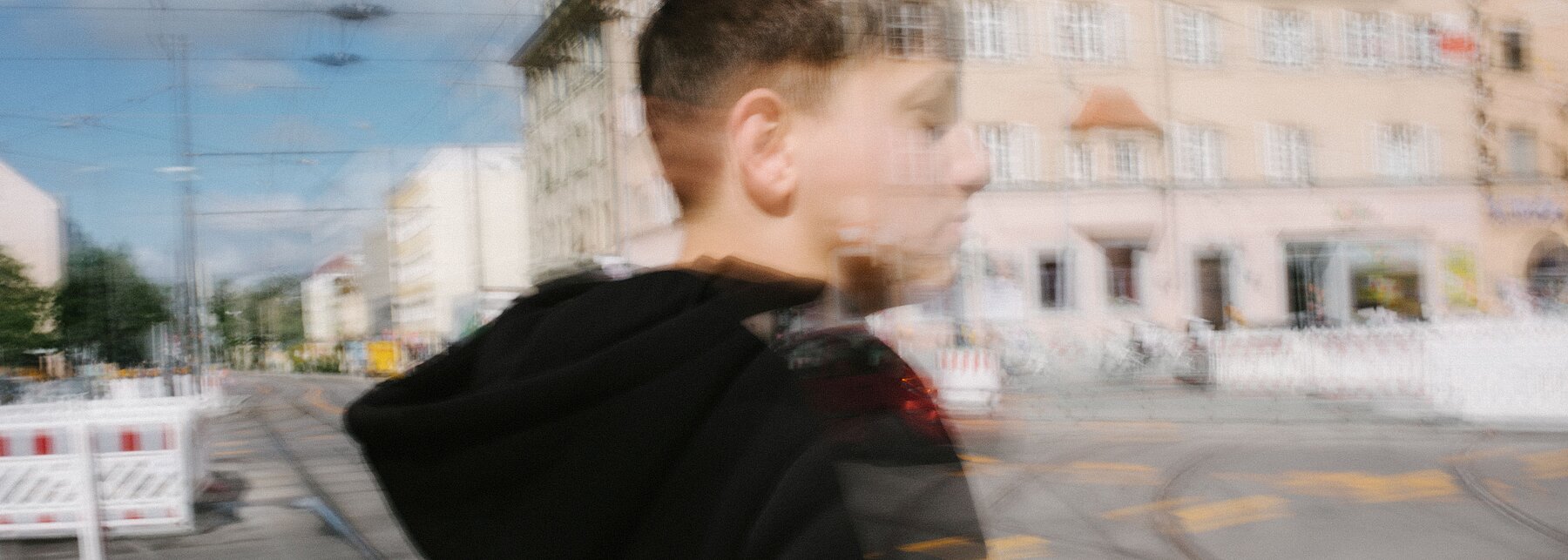 Junge vor Laimer Straßenkreuzung