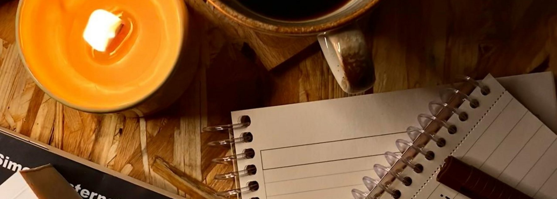 Notizbücher und Kaffee