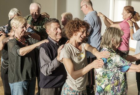 Menschen tanzen Polonaise