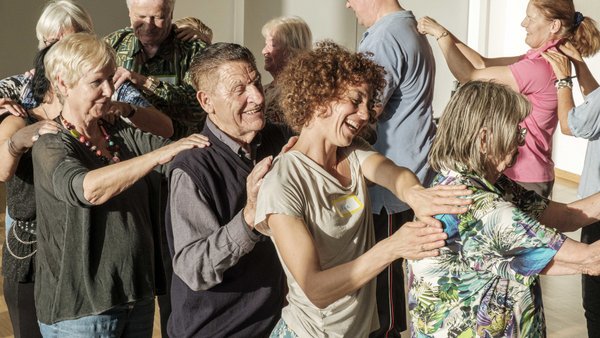 Menschen tanzen Polonaise