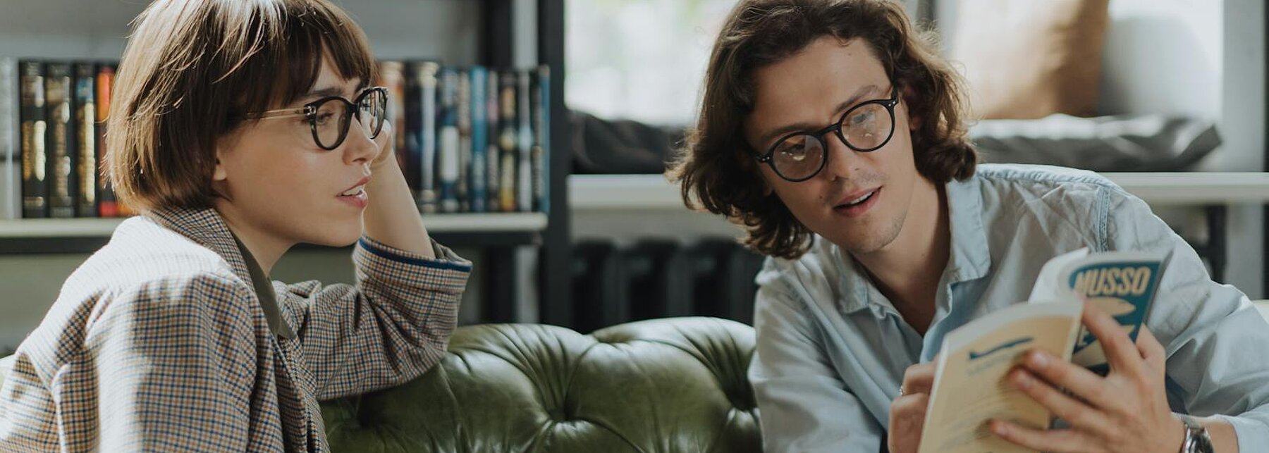 zwei Personen mit Büchern im Gespräch