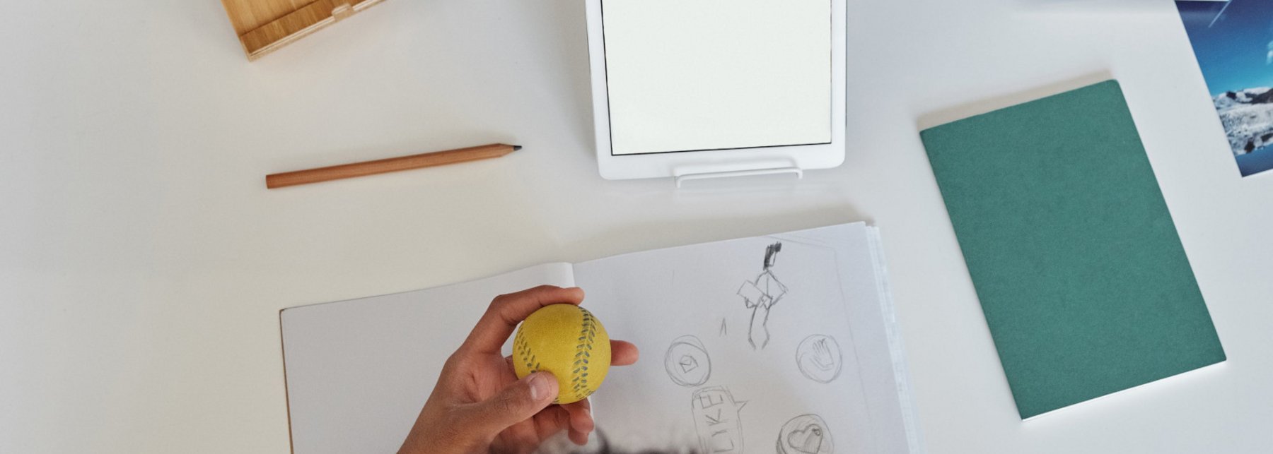 Kind malt und benutzt ein Tablet
