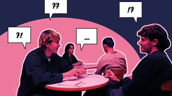 Junge Leute sitzen an Tischen und unterhalten sich