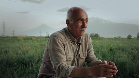 Bild des Protagonisten Yervant Demirci, der auf der Suche ist nach seinem kulturellen Erbe in der Türkei und in Armenien. 