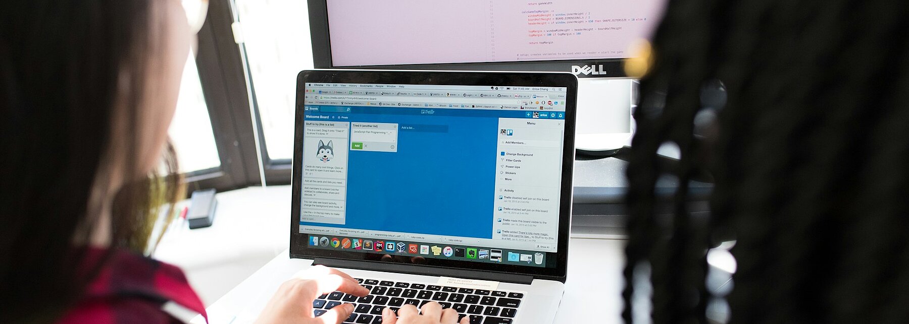 Zwei Frauen sitzen gemeinsam vor einem Computer