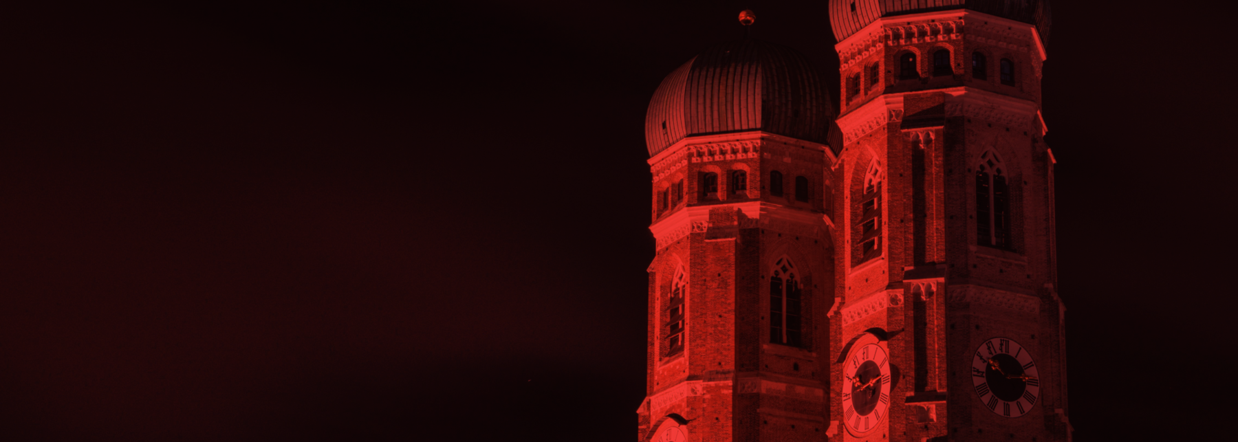Zwei Kirchentüme in roter Farbe