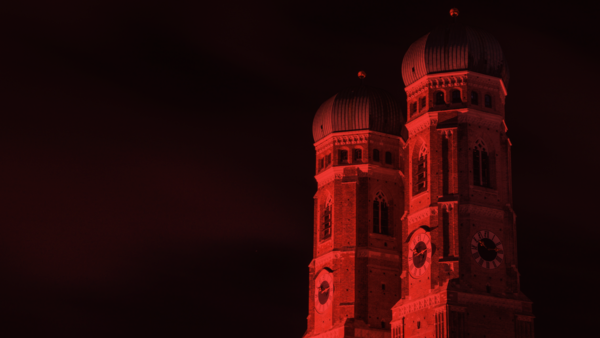 Zwei Kirchentüme in roter Farbe