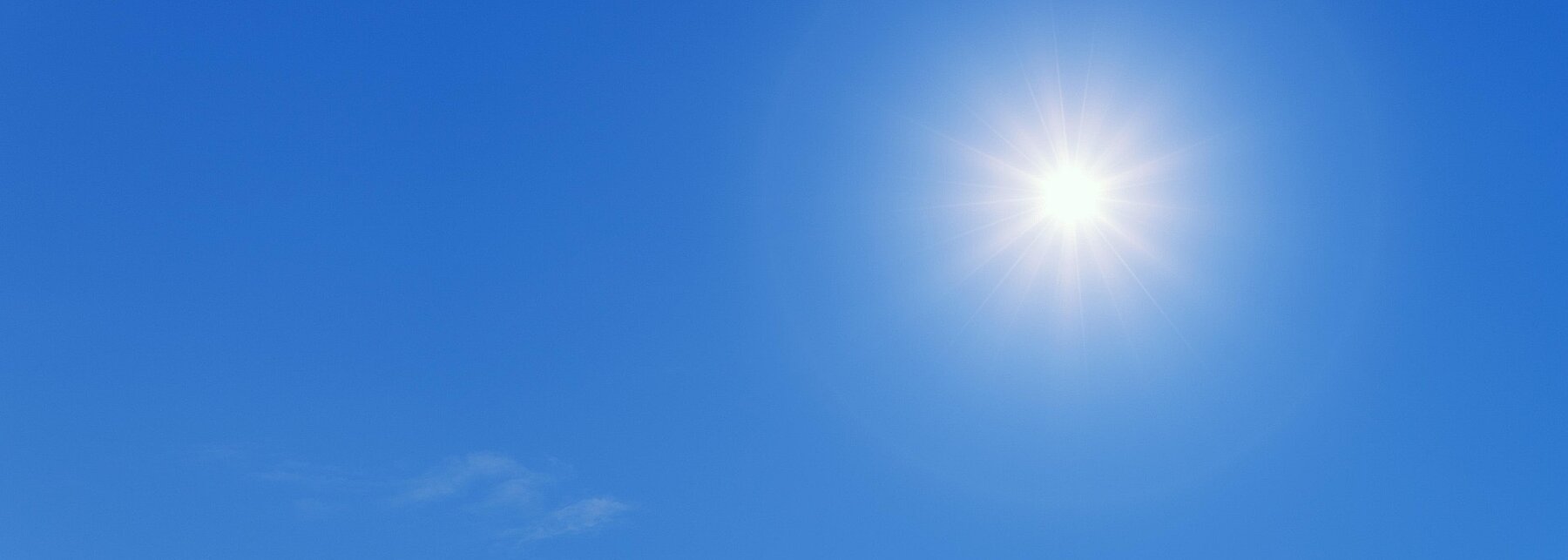 Die Sonne scheint am Himmel