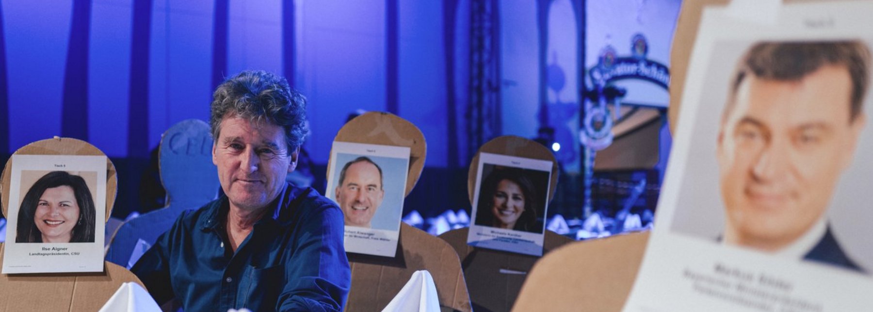 Richard Oehmann bei Starkbierfest am Nockerberg mit Prominenten auf Plakaten