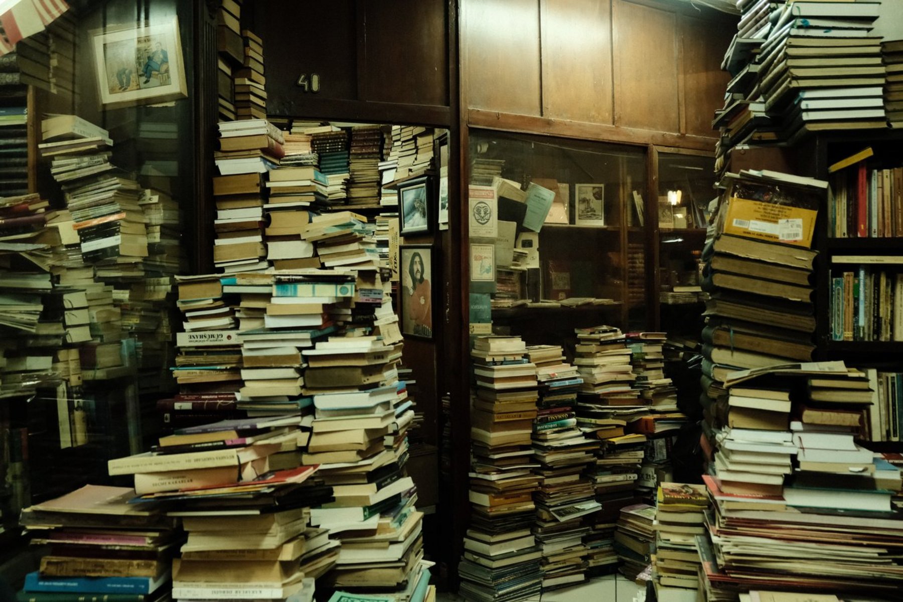 Raum voller Bücherstapel