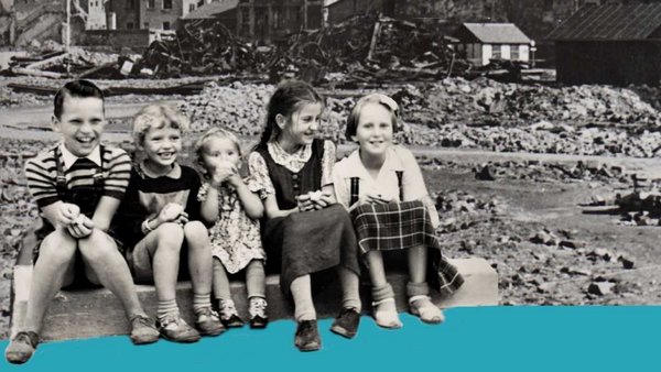 Schwarz-weiß Fotografie von Kindern in Trümmern
