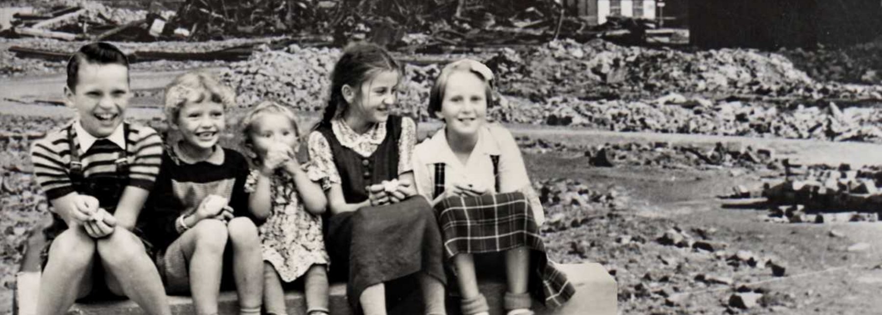 Schwarz-weiß Fotografie von Kindern in Trümmern