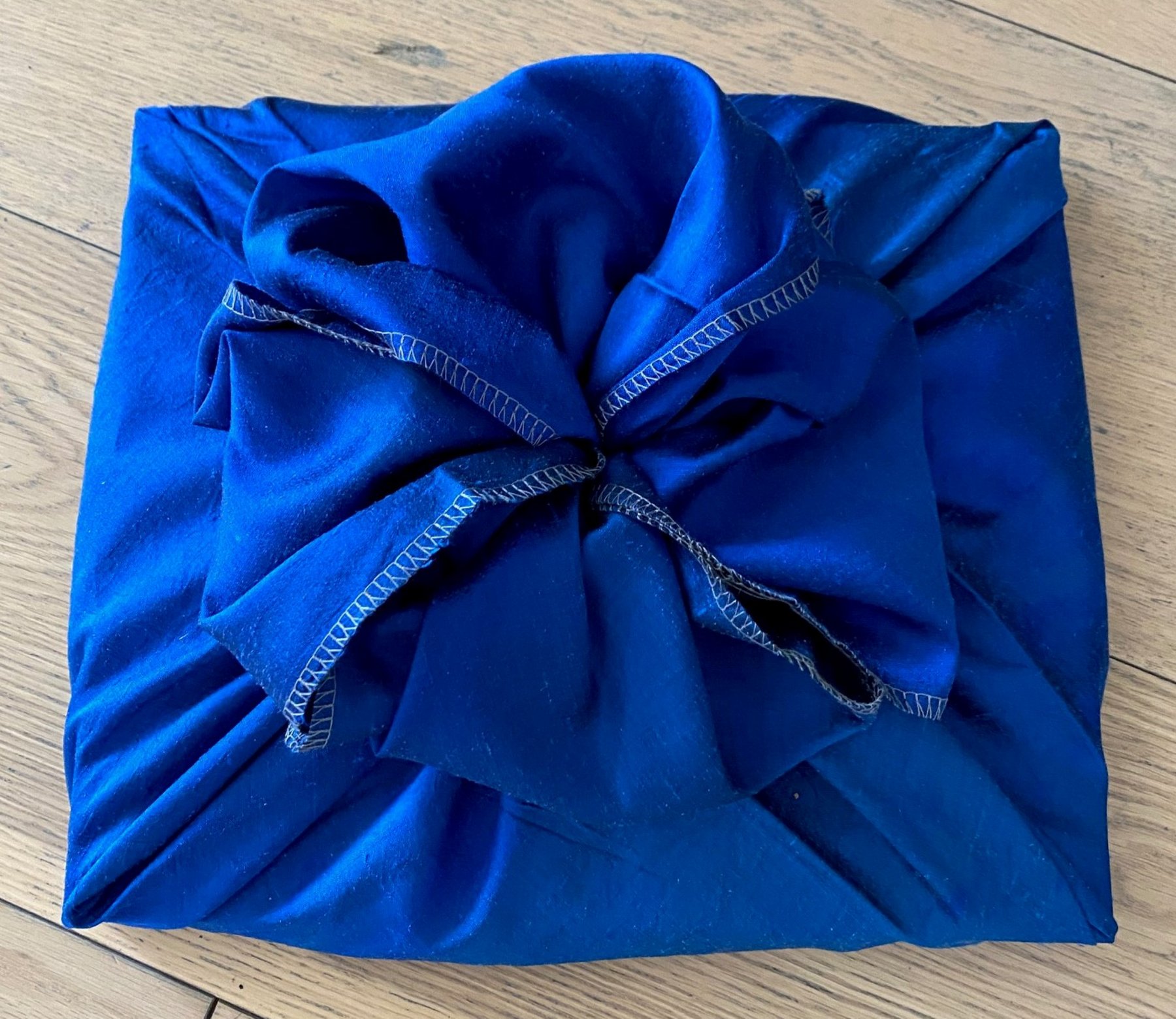 in Stoff verpacktes Geschenk