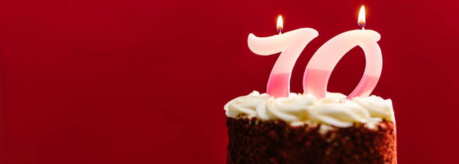 Die Zahl 70 als Kerzen auf einer Torte
