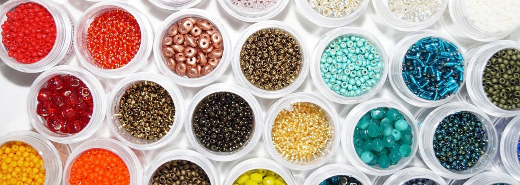 Bunte Perlen in kleinen Behältern
