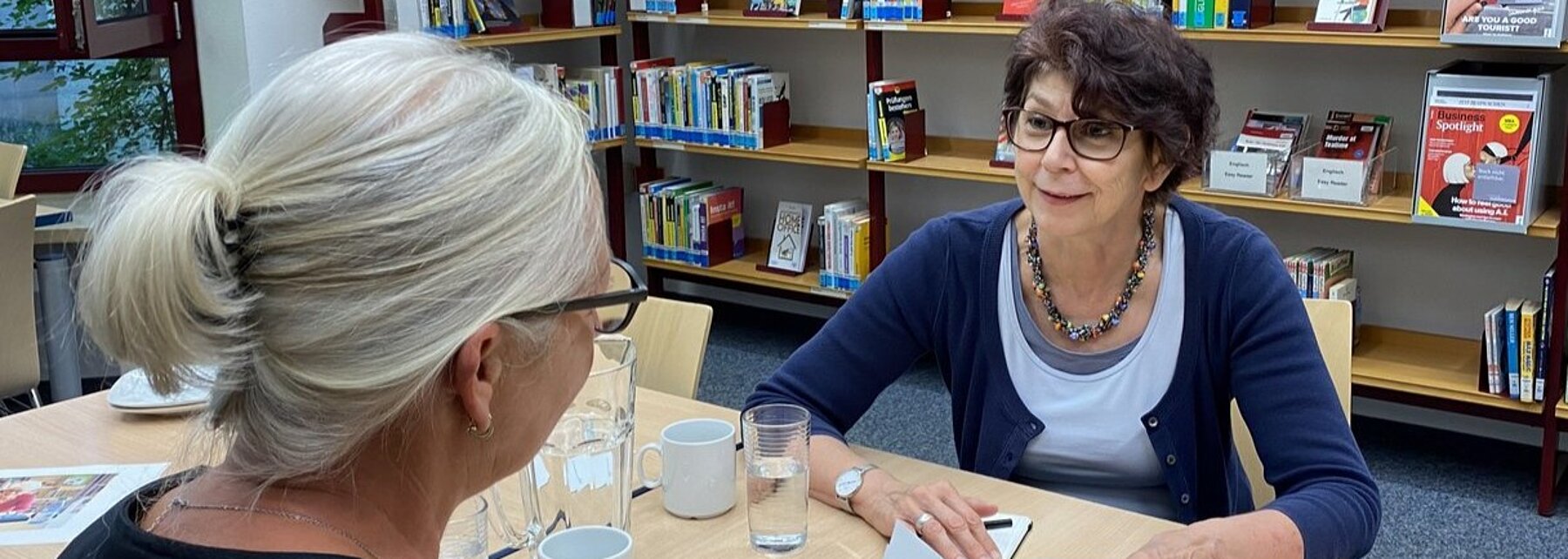 zwei Frauen im Gespräch