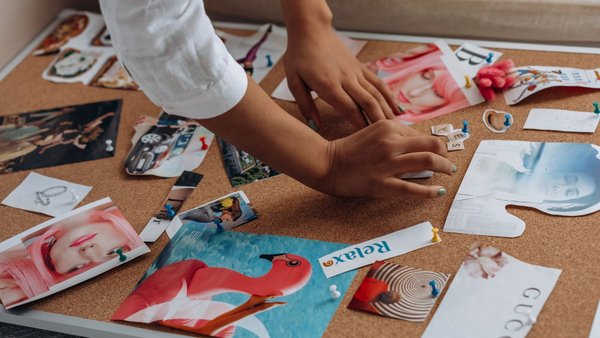 Hände, die eine Bildcollage erstellen