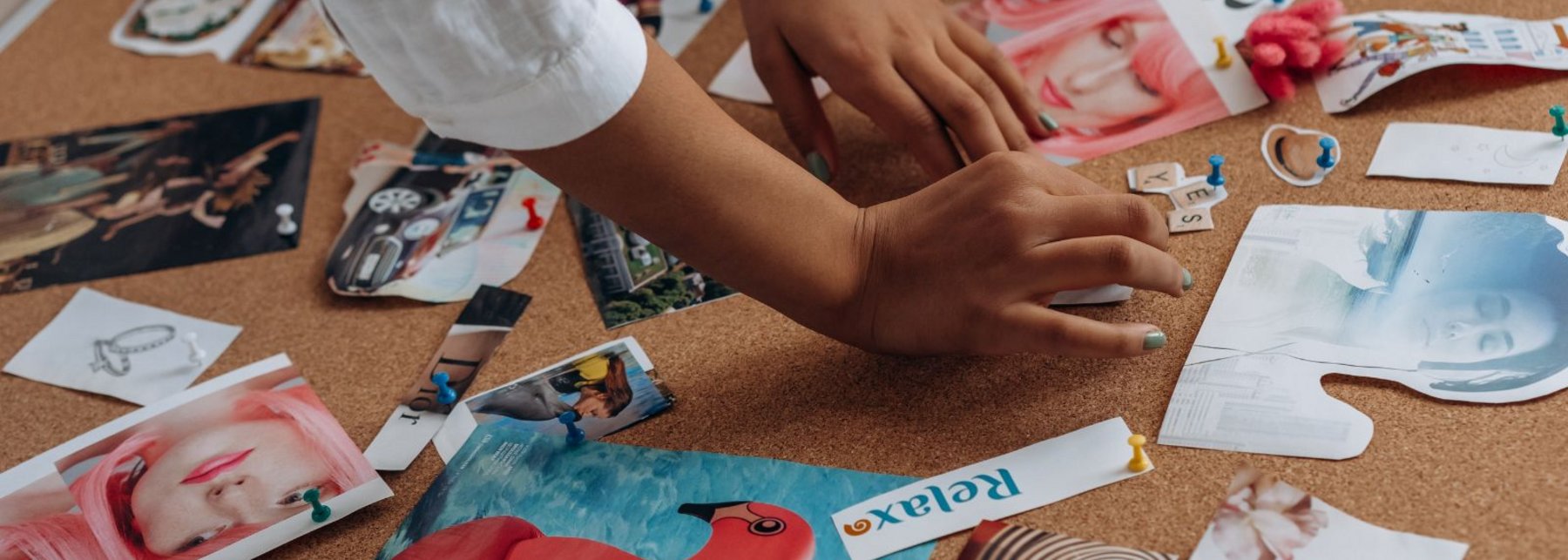 Hände, die eine Bildcollage erstellen