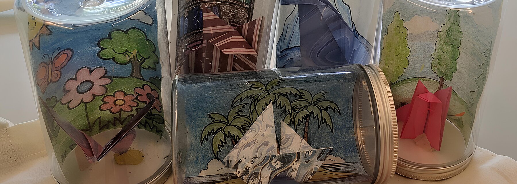 Fünf Diorama-Dosen aufgestapelt