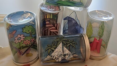Fünf Diorama-Dosen aufgestapelt