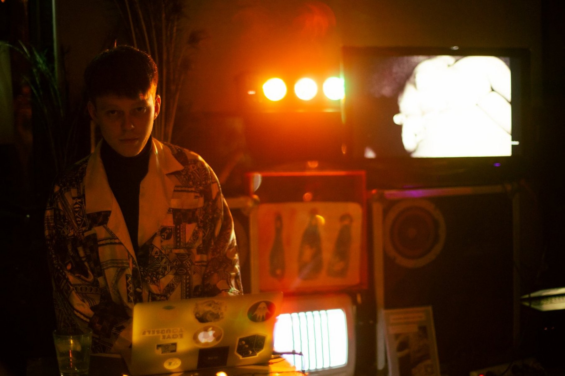 Symbolbild. Junger Mann an DJ Pult im Hintergrund bunte Lichter. Copyright Lilly Gladenbeck