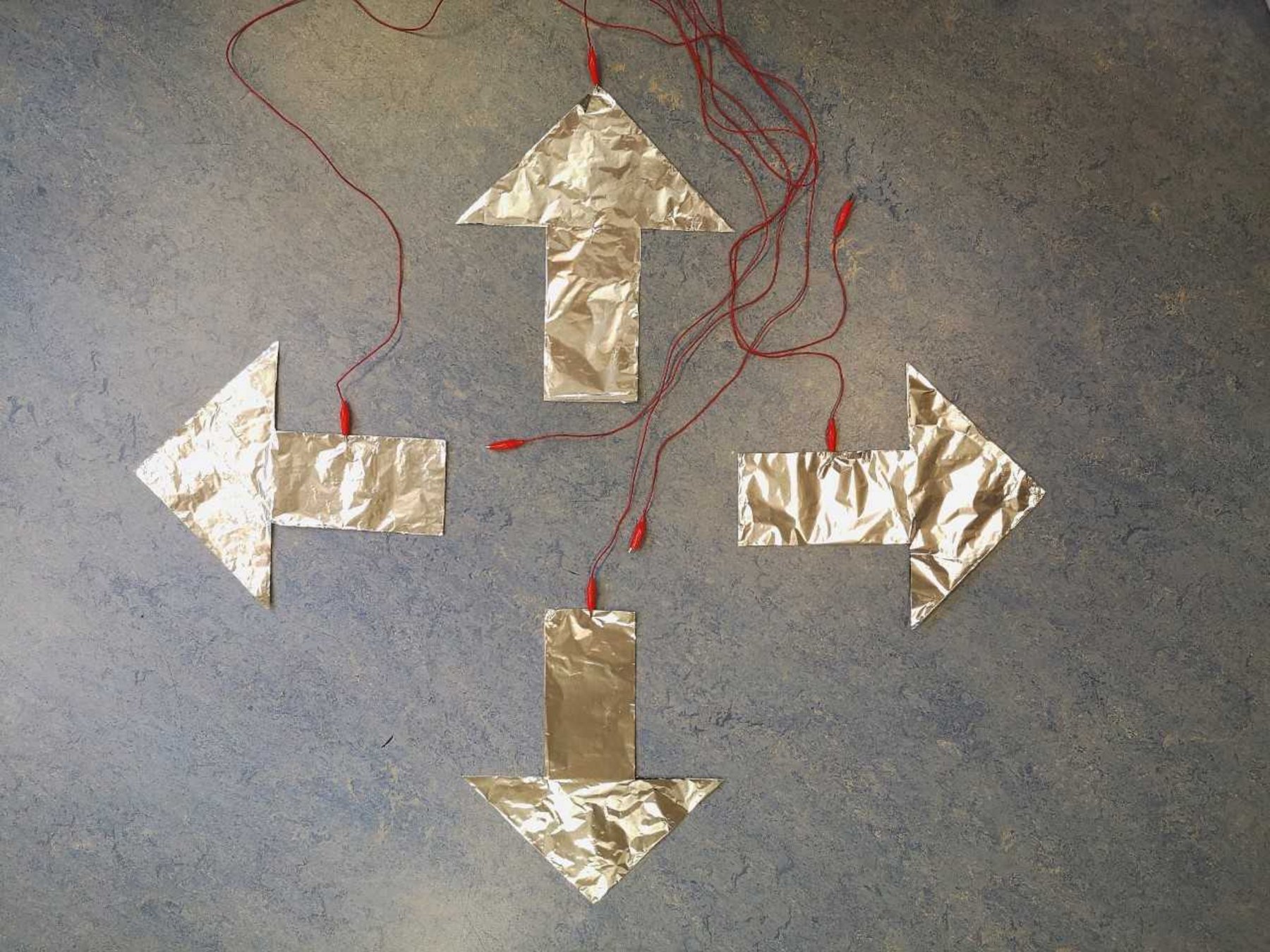Pfeile aus Alufolie, die verkabelt sind