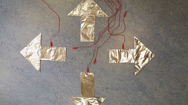 Pfeile aus Alufolie, die verkabelt sind