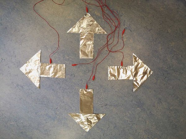 Pfeile aus Alufolie, die verkabelt sind