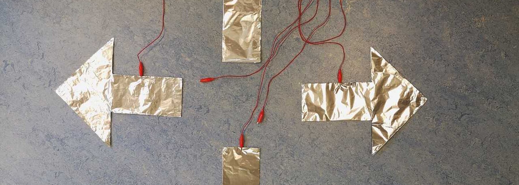 Pfeile aus Alufolie, die verkabelt sind