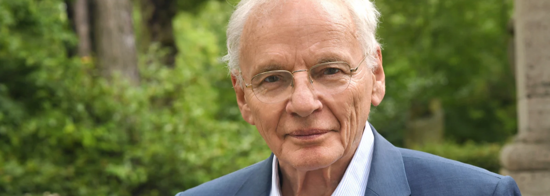 Götz Aly: Mann mit weißen Haaren und Brille