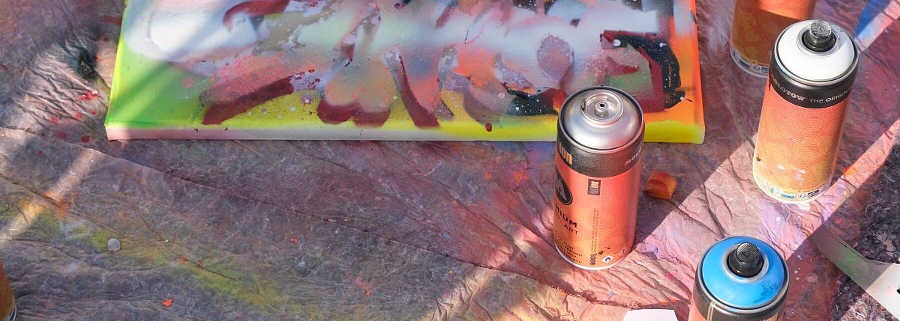 Graffiti-Dosen und eine Graffiti-Schablone