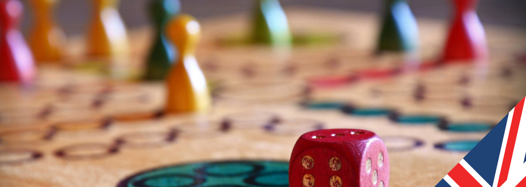 ein Mensch-Ärgere-Dich-Nicht-Spielbrett mit Figuren und Würfel