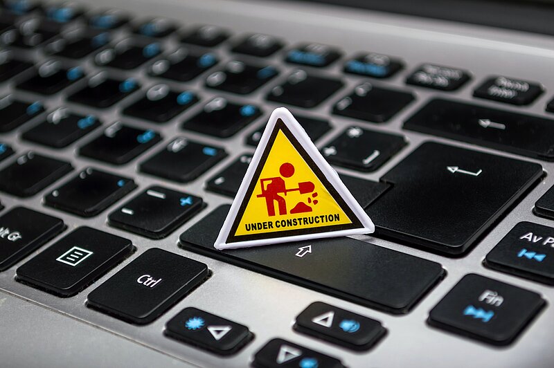 kleines Baustellenschild auf Laptoptastatur