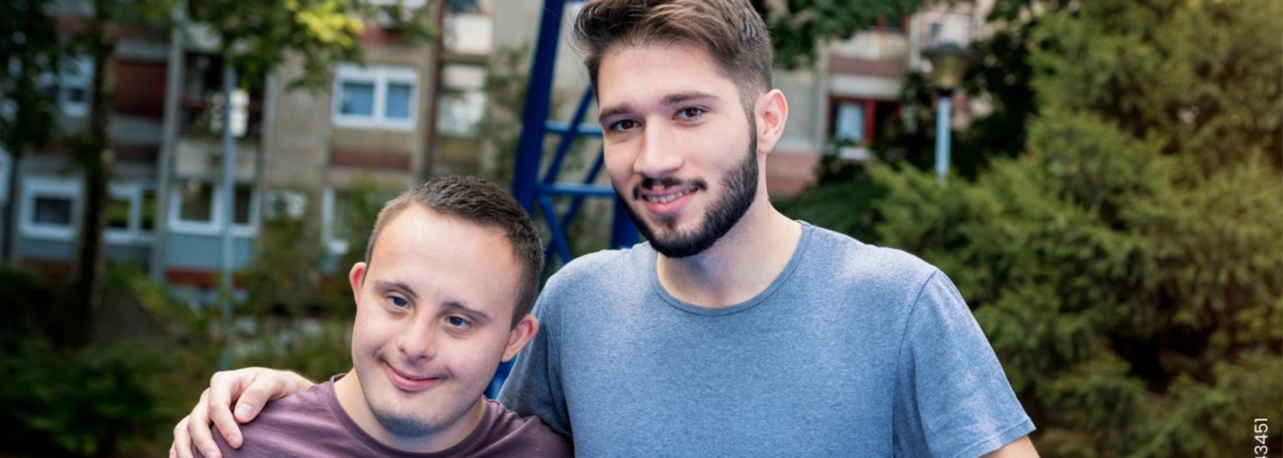 Zwei Männer unter einem Basketballkorb