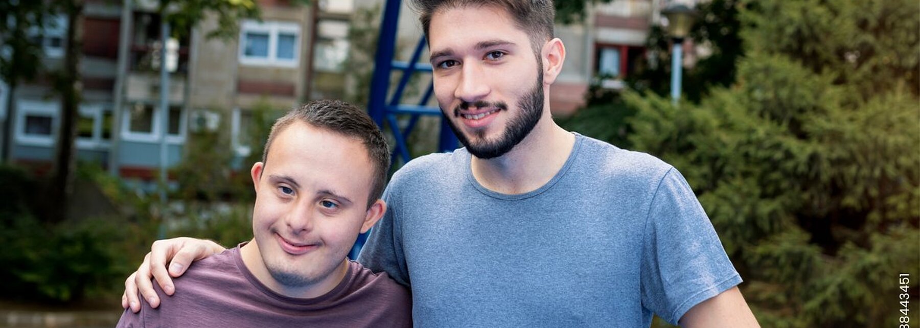 Zwei Männer unter einem Basketballkorb