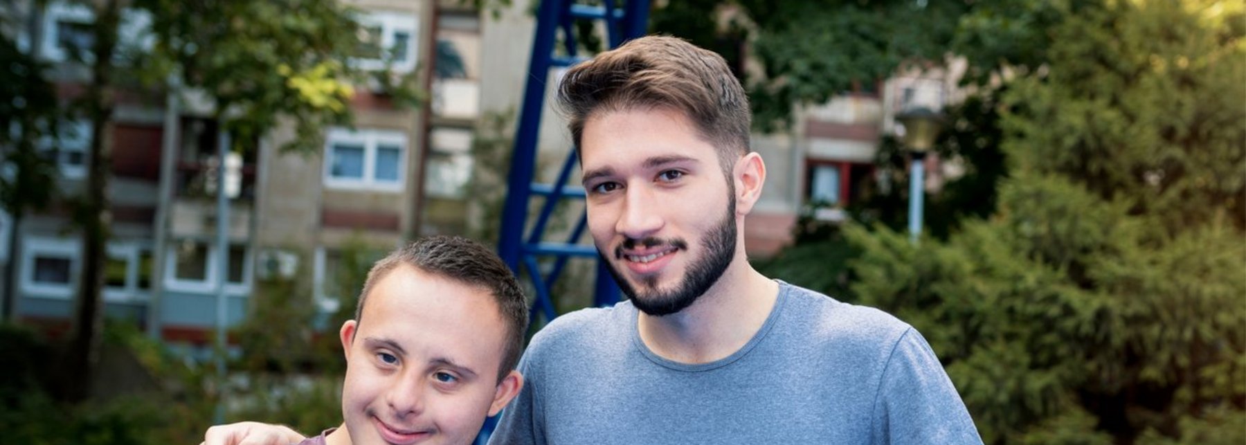 Zwei Männer unter einem Basketballkorb