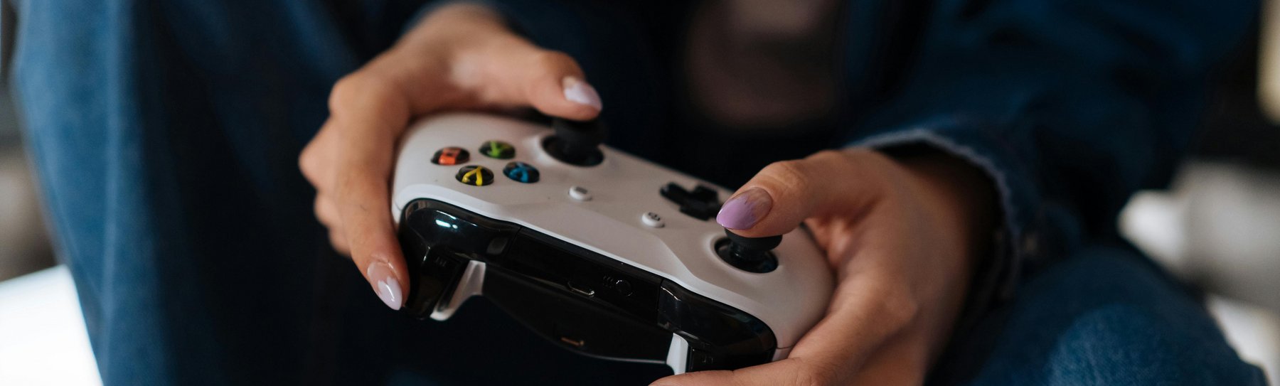 Zwei Hände halten einen Controller
