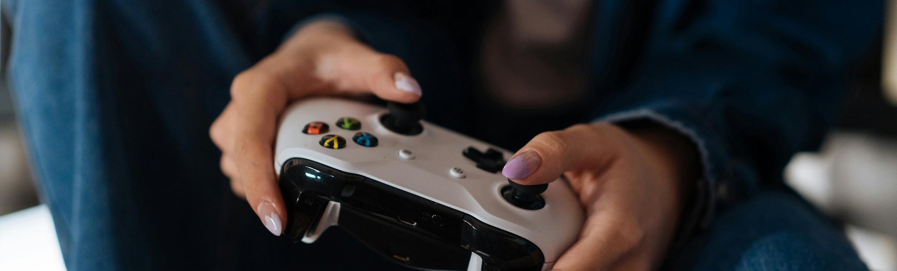 Zwei Hände halten einen Controller
