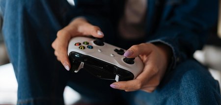 Zwei Hände halten einen Controller