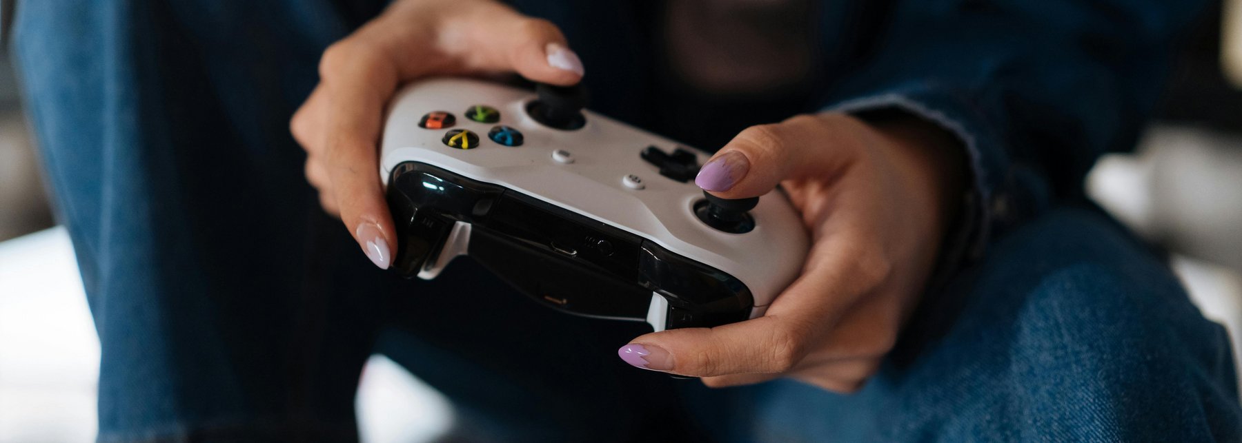 Zwei Hände halten einen Controller