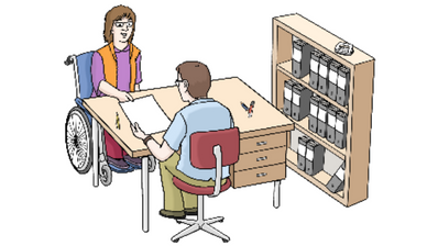 zwei Personen sitzen sich mit Papieren am Schreibtisch gegenüber