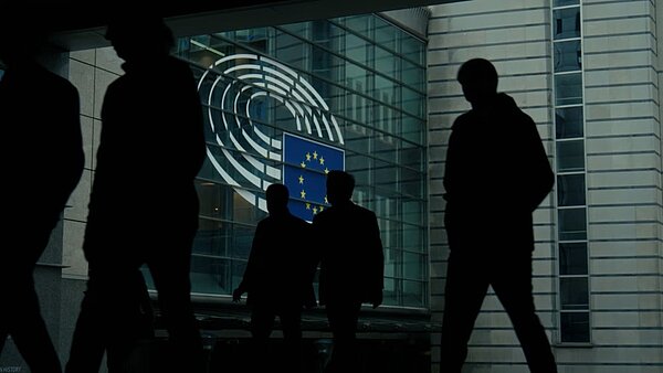 Menschen vor EU-Parlament