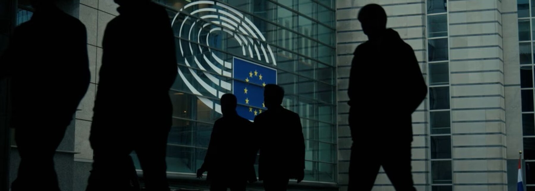 Menschen vor EU-Parlament