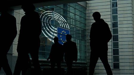 Menschen vor EU-Parlament